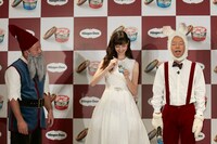 中条あやみ（中央）の「あーん」を待つバイきんぐ小峠（右）。