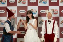 スプーンをバイきんぐ西村（左）に渡す中条あやみ（中央）。