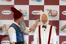 相方に「あーん」してもらうバイきんぐ小峠（右）。