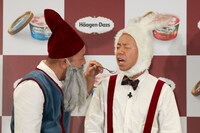 「あーん」してくれたのが相方だと気づいたバイきんぐ小峠（右）。