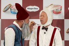 「あーん」してくれたのが相方だと気づいたバイきんぐ小峠（右）。