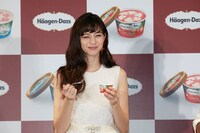 新商品を試食し笑顔を見せる中条あやみ。