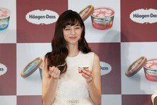 新商品を試食し笑顔を見せる中条あやみ。