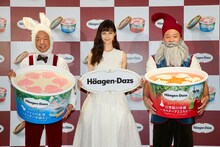 左からバイきんぐ小峠、中条あやみ、バイきんぐ西村。