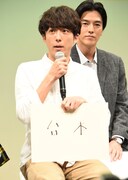 自身が「台本」でできていると話す高橋一生(手前)。