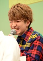 アンジャッシュ児嶋のトークに笑う西畑大吾。