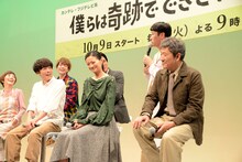 逆を言うツッコミに取り憑かれていると話すアンジャッシュ児嶋（後列左から3人目）とそれに笑う共演者たち。