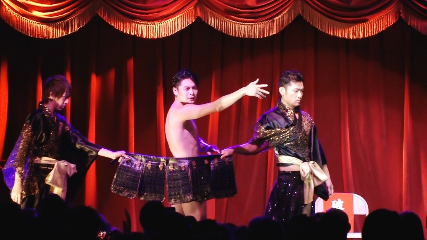 平成ノブシコブシ吉村率いるButterfly Tokyoのパフォーマンス。