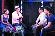 左から 曽田茉莉江、鈴木おさむ、ナイチンゲールダンス。(c)BSフジ