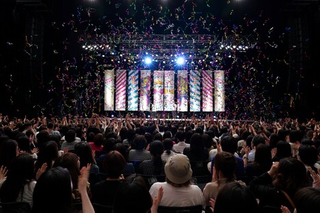 特効テープが発射された会場の様子。