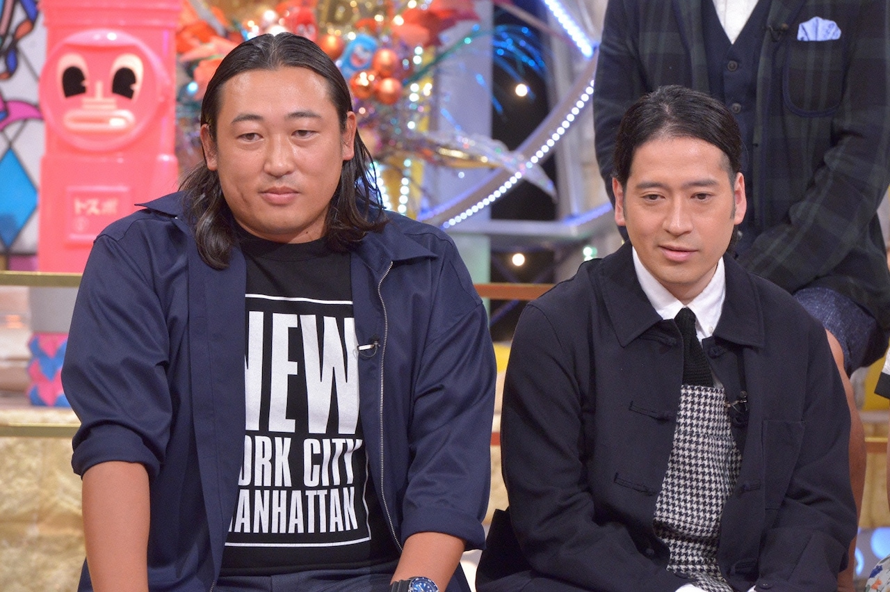 左からロバート秋山、ピース又吉。(c)読売テレビ