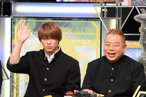 左から平野紫耀、出川哲朗。(c)日本テレビ