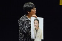 「東京03カルトクイズ大会」の司会を務める東京03豊本。