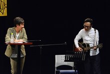 「TOKYO03 Company」の社歌を作る東京03角田（右）。