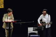 「TOKYO03 Company」の社歌を作る東京03角田(右)。