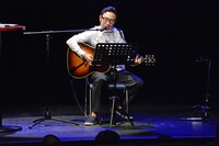 「TOKYO03 Company」の社歌を歌う東京03角田。