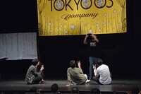 観客と記念撮影をする東京03。