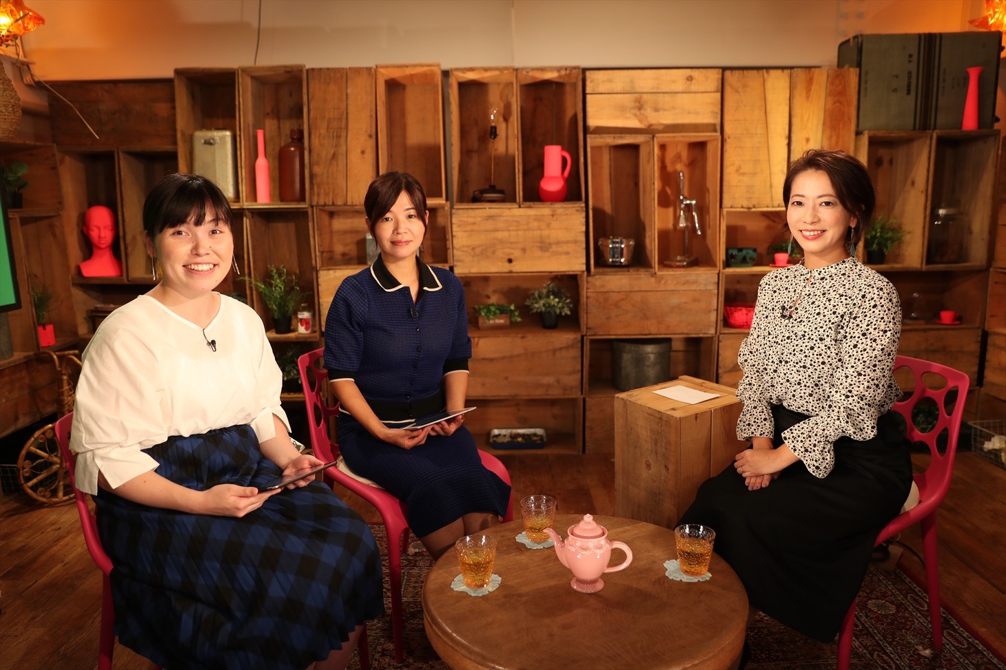 「超人女子とズケ女」初回に出演する（左から）尼神インター誠子、大久保佳代子、ウエディングプランナーの有賀明美氏。(c)テレビ朝日