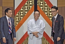 「お笑い演芸館＋」初登場の林家たい平（中央）と、司会のナイツ。(c)BS朝日