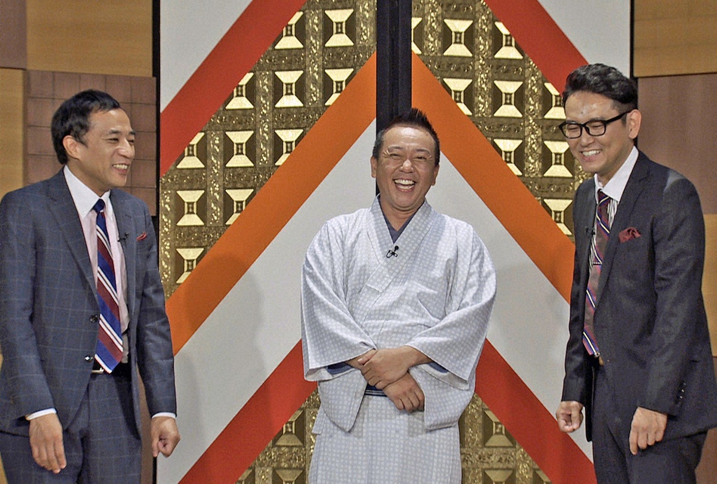 「お笑い演芸館＋」初登場の林家たい平（中央）と、司会のナイツ。(c)BS朝日