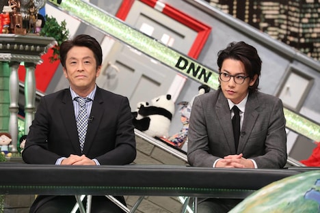 (左から)ネプチューン堀内、佐藤健。(c)フジテレビ