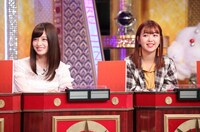 左から橋本環奈、藤田ニコル。(c)日本テレビ