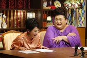 左から友近、マツコ・デラックス。(c)日本テレビ