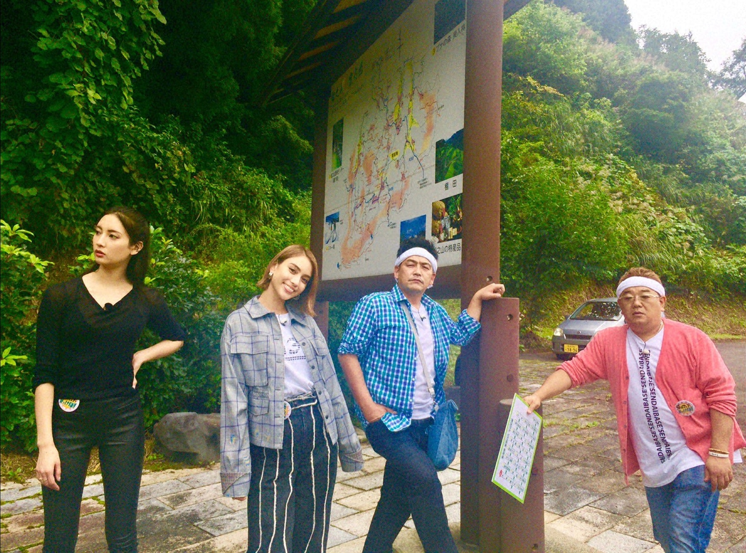 「秘境路線バスで飲食店を見つける旅」に出演する（左から）菜々緒、滝沢カレン、サンドウィッチマン。(c)テレビ朝日