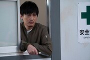 10月5日放送の「LIFE!」より塚本高史が参加するコント「おふくろ刑事」のワンシーン。