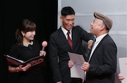 レイザーラモンと角谷暁子アナウンサー(左)。