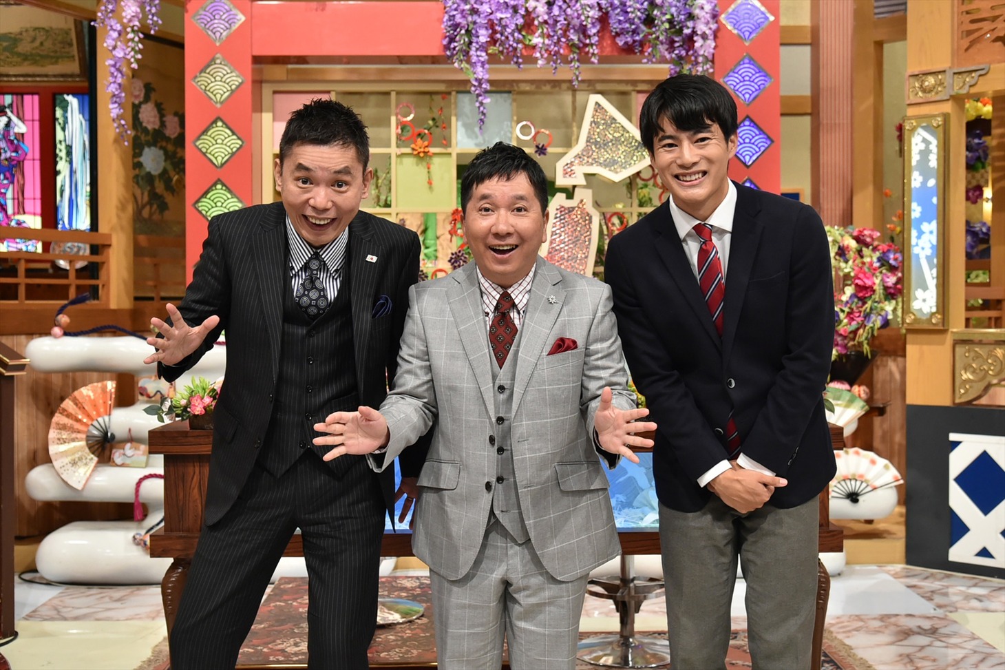 「世界が驚いたニッポン！ スゴ～イデスネ!!視察団」に出演する（左から）爆笑問題、井澤健太朗アナ。(c)テレビ朝日
