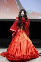 ドラマでも演じる引きずり女に扮してイベントに登壇する間寛平。(c)関西テレビ