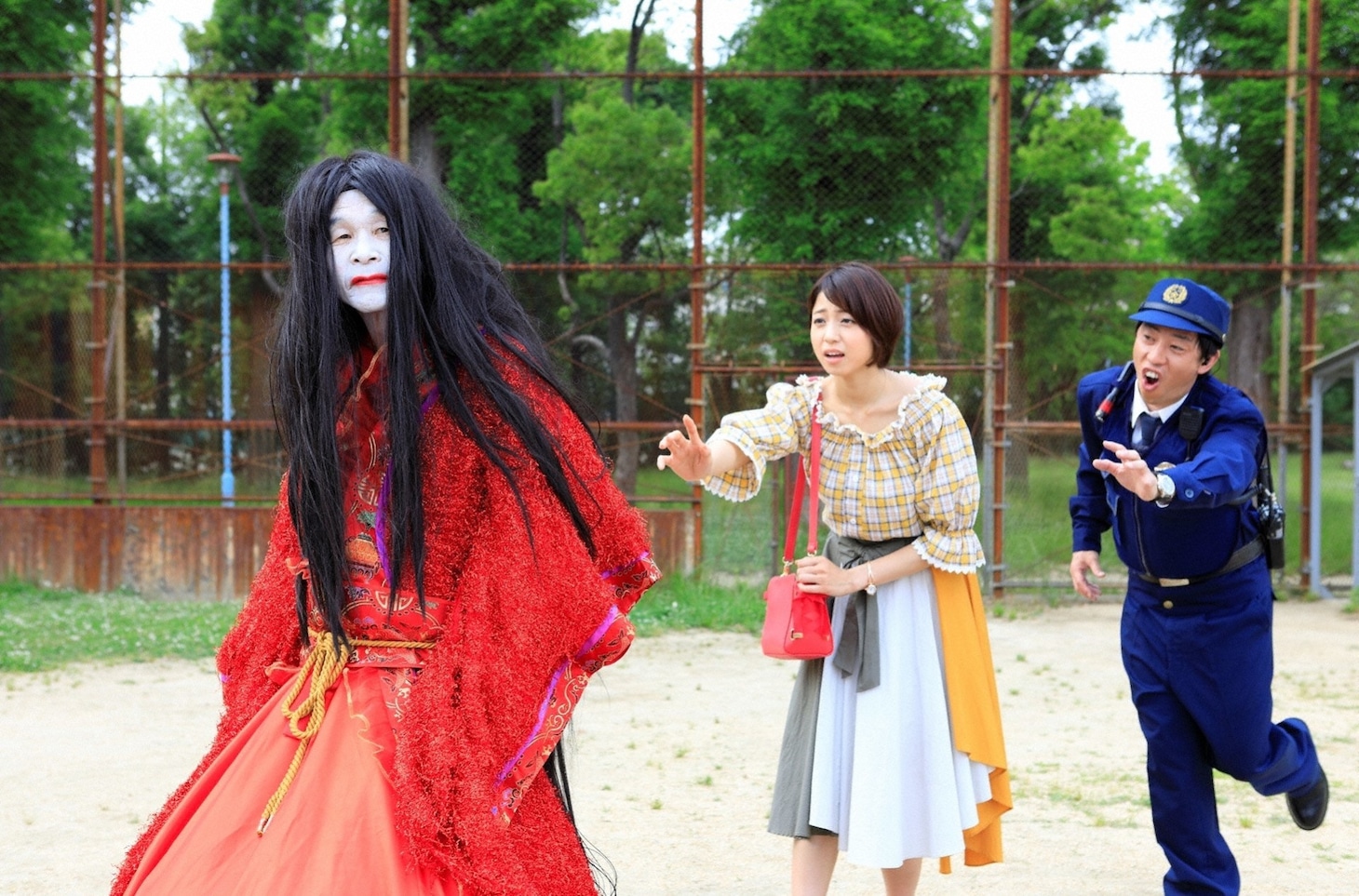 第8話「今宮駅編『引きずり女は福を呼ぶ』」に出演する（左から）間寛平、中村静香、さらば青春の光・森田。(c)関西テレビ