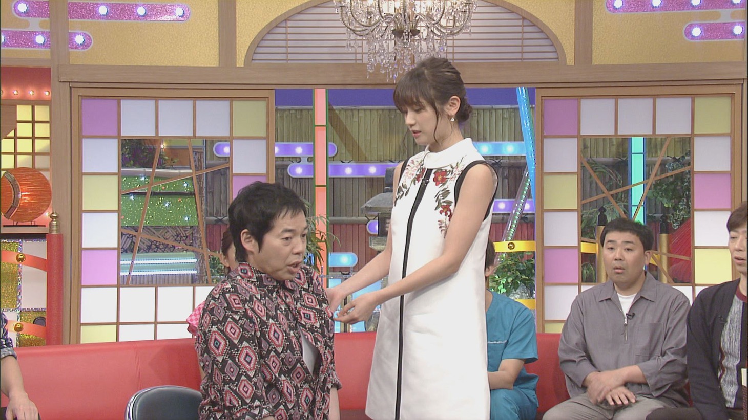 桃月なしこ（手前右）と今田耕司。(c)CBC
