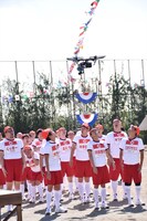 撮影用のドローンを見上げる浜田組。