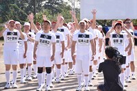 撮影用のドローンを見上げる松本組。