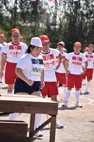 ゆりやんレトリィバァが体育委員長として準備体操をするべく、朝礼台に駆けていくワンシーン。