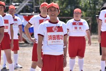 準備体操に臨む、ダウンタウン浜田（中央）。