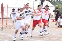 「2人3脚障害物競争」に出場する（手前左から）ハナコの秋山と岡部、チョコレートプラネット。