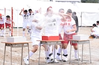 「2人3脚障害物競争」に出場する（手前左から）ハナコの秋山と岡部、チョコレートプラネット。