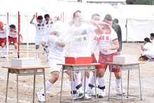 「2人3脚障害物競争」に出場する（手前左から）ハナコの秋山と岡部、チョコレートプラネット。