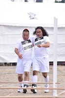 （左から）出川哲朗、ロッチ中岡。