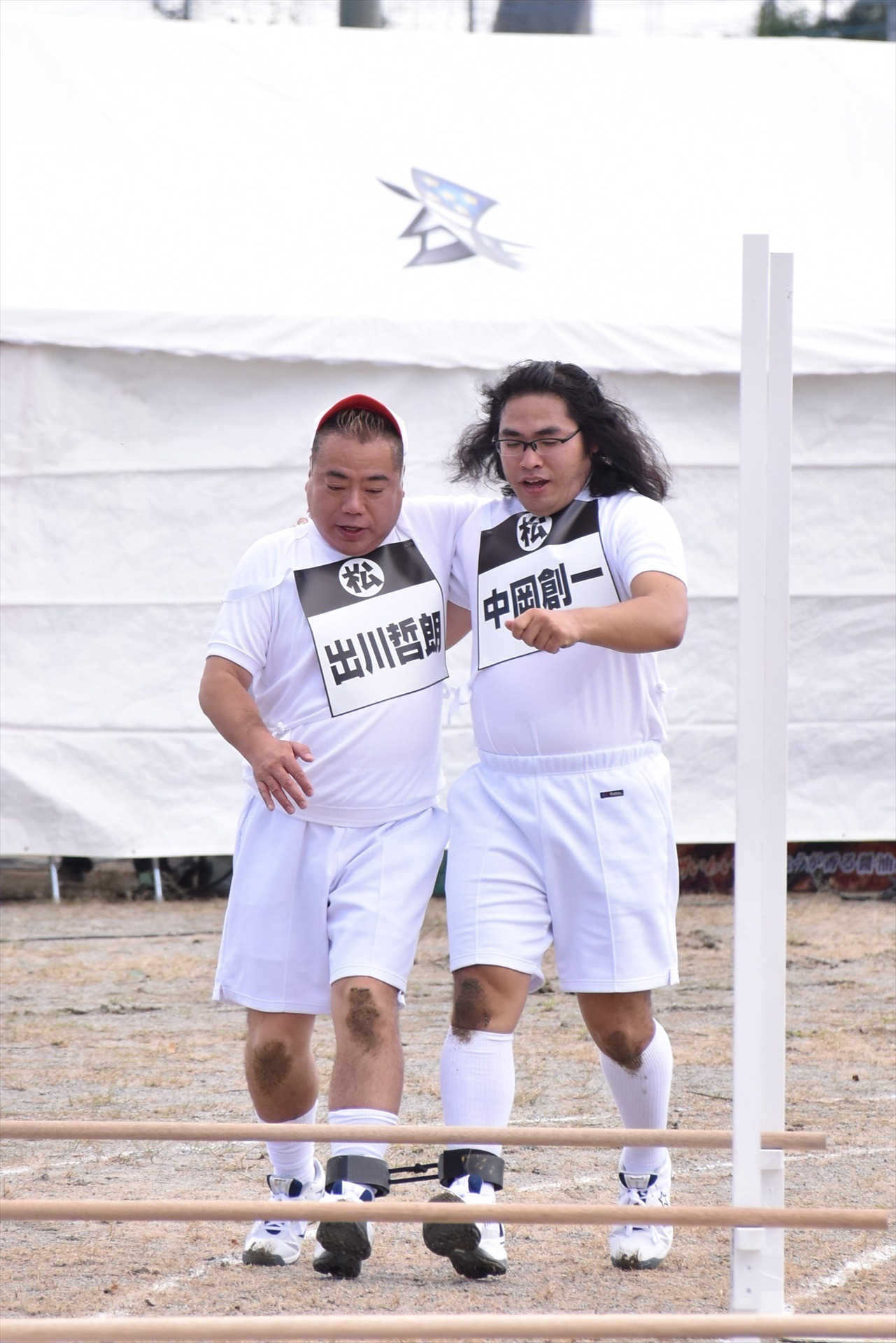 （左から）出川哲朗、ロッチ中岡。
