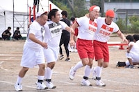 （左から）出川哲朗とロッチ中岡、オードリー春日と品川庄司・庄司。