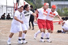 （左から）出川哲朗とロッチ中岡、オードリー春日と品川庄司・庄司。