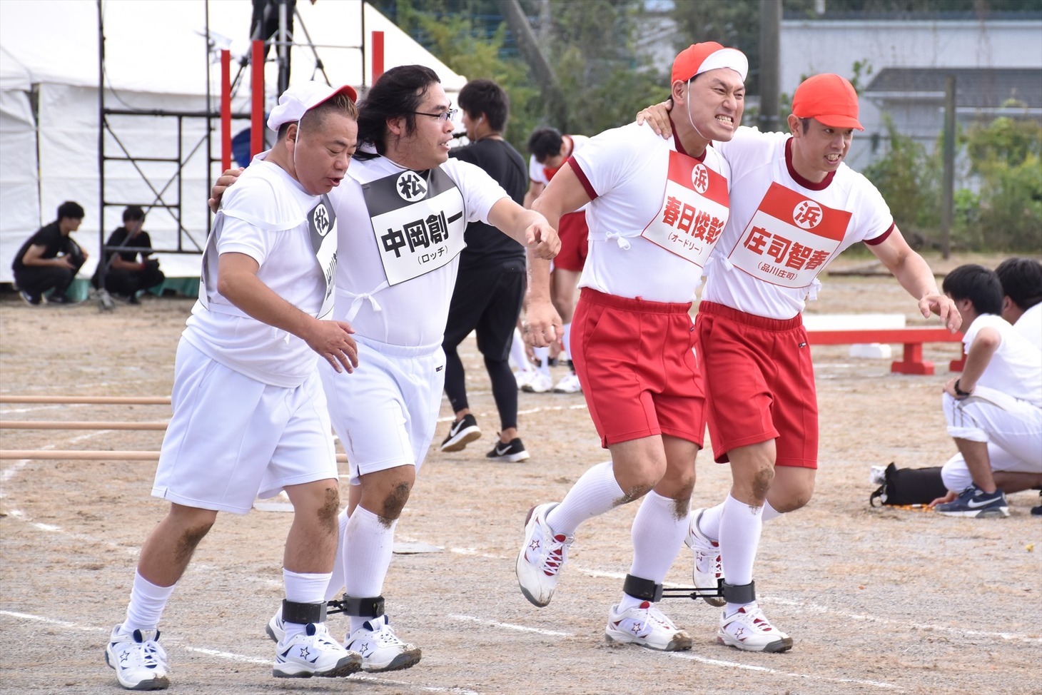 （左から）出川哲朗とロッチ中岡、オードリー春日と品川庄司・庄司。