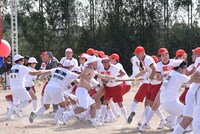 「陣取り綱引き」のワンシーン。