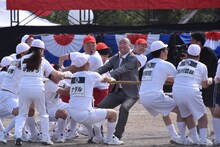 「陣取り綱引き」のワンシーン。レイザーラモンRG（中央）は落合博満や今昔庵のマスターに扮して参加した。