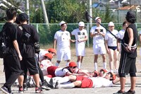 「ゴロゴロ姫運び競争」に参加する、尼神インター誠子（中央）ら。