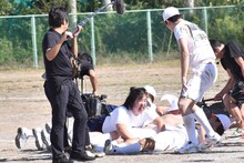 「ゴロゴロ姫運び競争」に参加する、ゆりやんレトリィバァ（中央）ら。